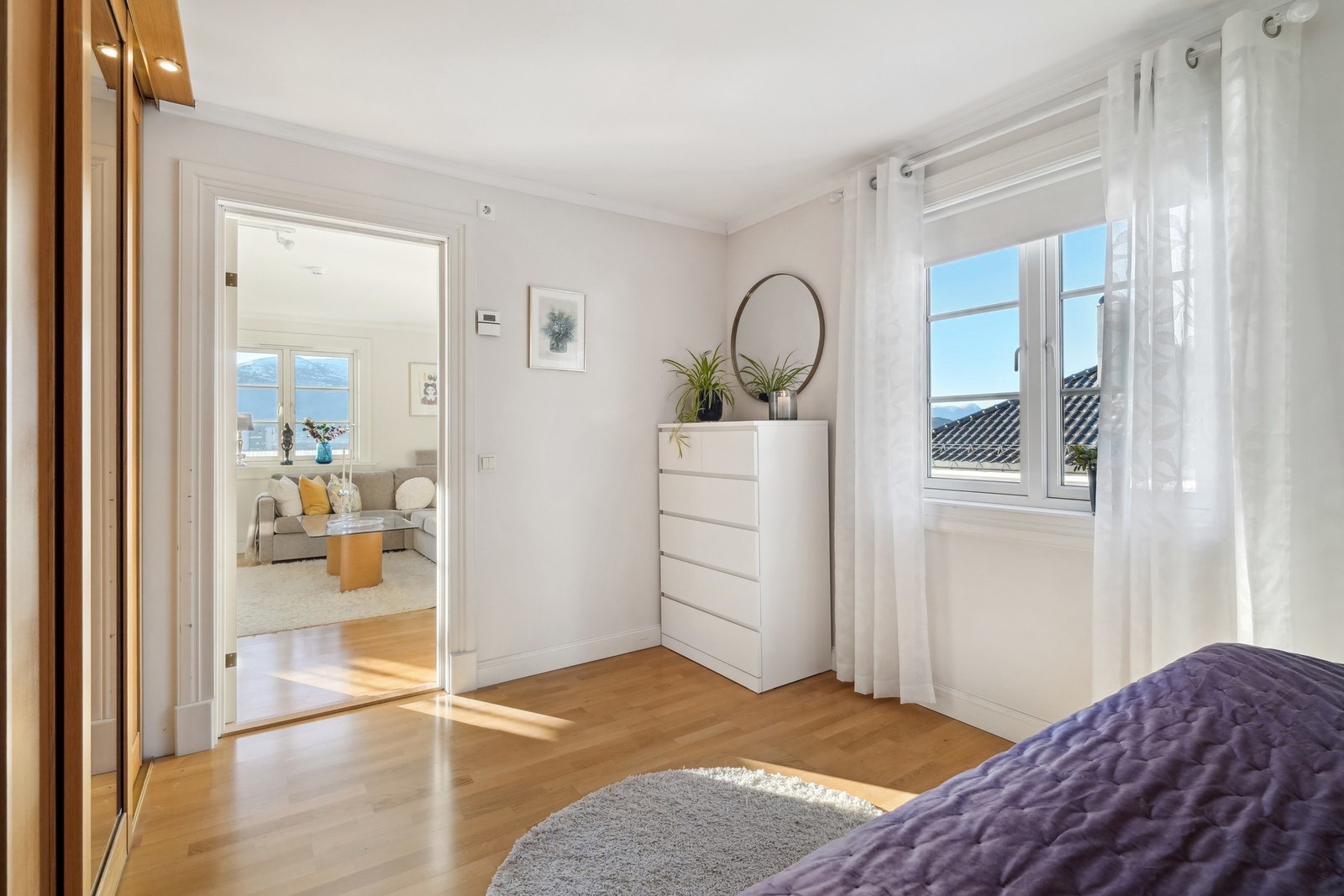 Hovedsoverommet i leiligheten har et romslig og luftig areal. Skyvedørsgarderoben fra Langlo sørger for orden. Galleribilde