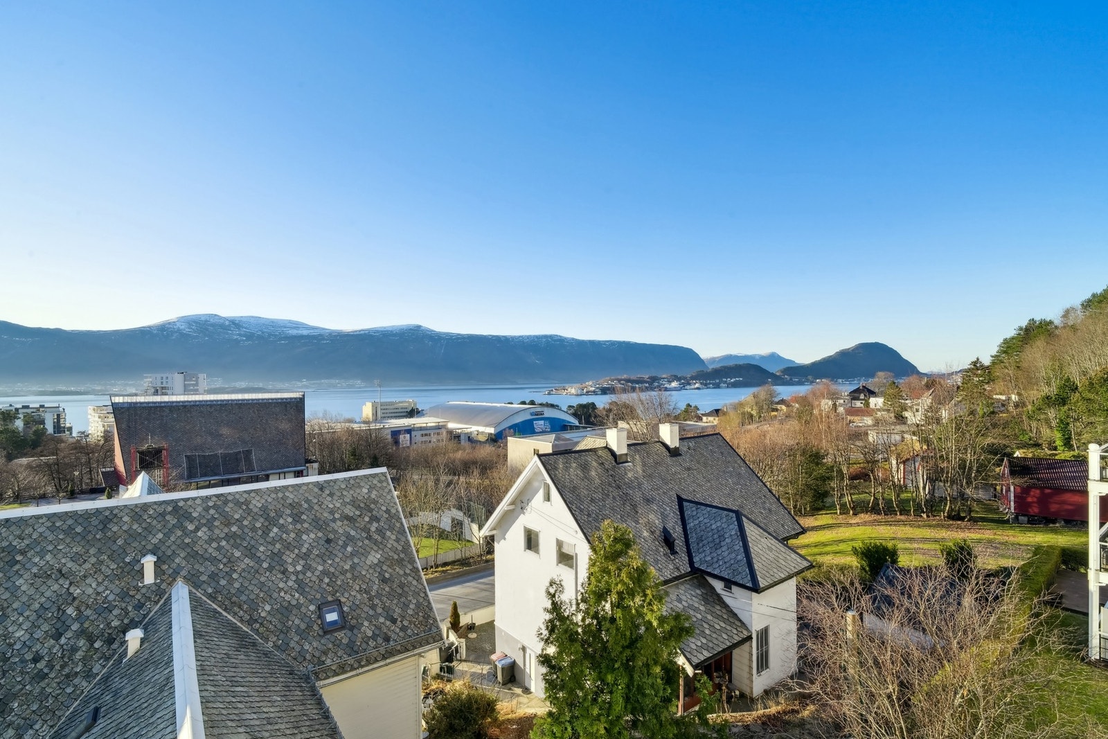 - og helt til Runde i vest. Denne fantastiske utsikten søker nye eiere! Galleribilde