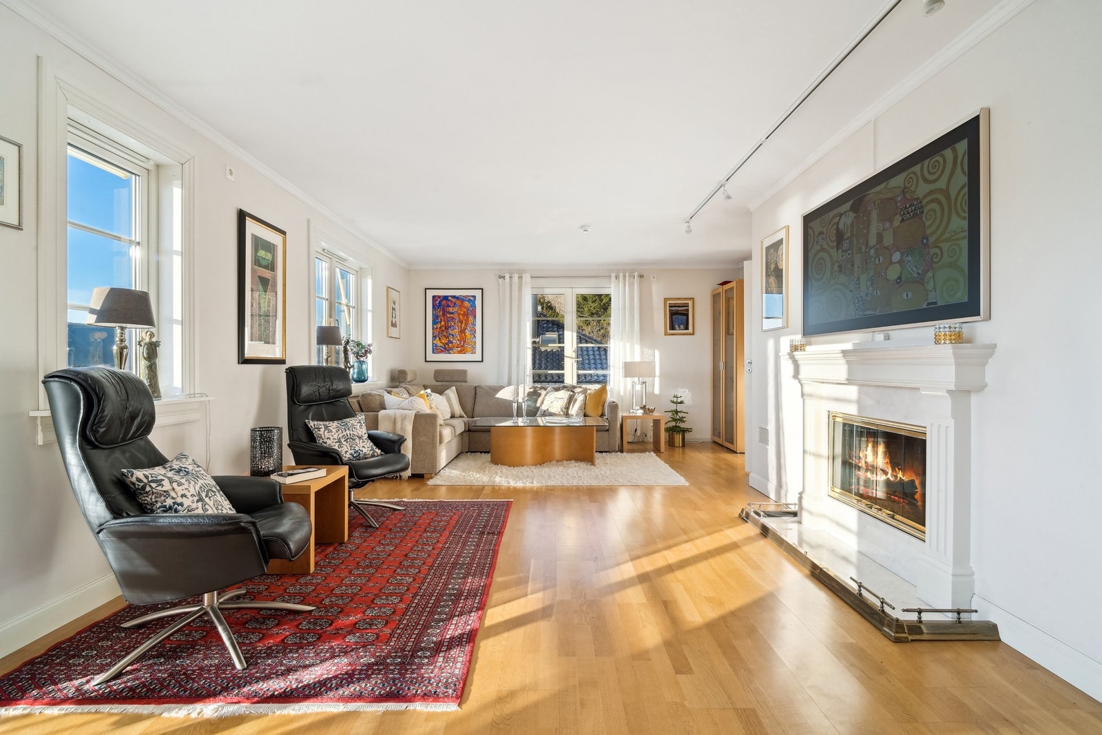 Romslig stue som gir deg friheten til å innrede som du ønsker i flere soner. Galleribilde