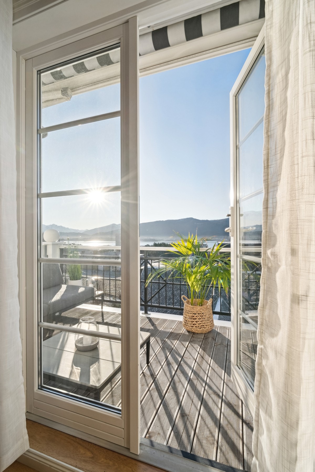 Balkongdøren leder ut til balkongen hvor du kan nyte utsikten og solen. Galleribilde
