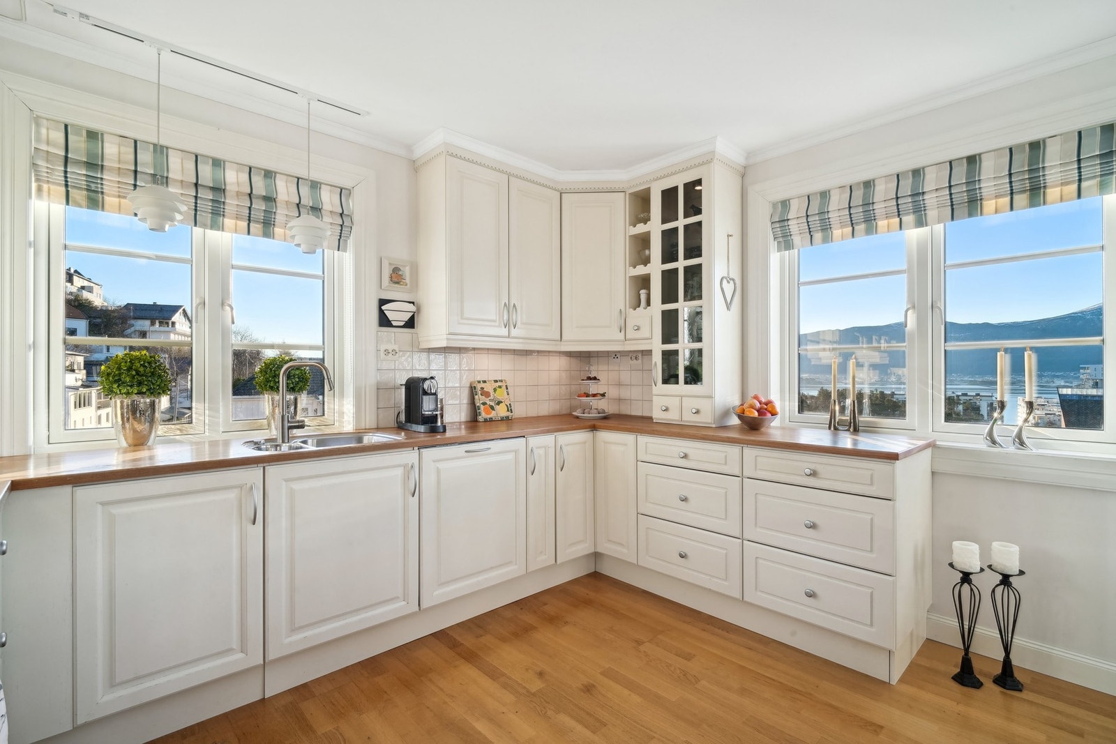 Det er godt med skap- og skuffeplass, samt flotte arbeidsflater for matlaging. Galleribilde