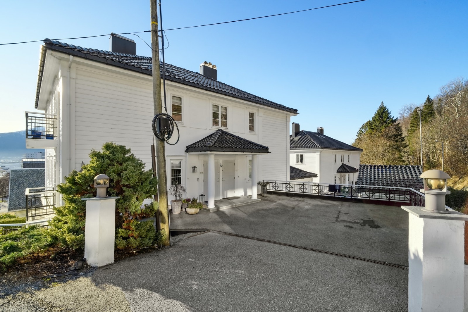 Med leiligheten medfølger det en parkeringsplass på felles gårdsplass med elbil-lader - Galleribilde