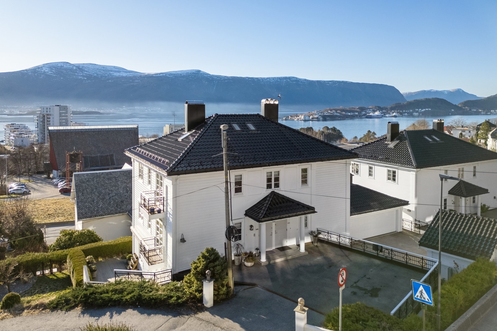 Eiendommen har en sentral beliggenhet i Volsdalen med gåavstand til sentrum, skoler og barnehager. Det er ca. 12-14 minutter med bil til senterområdene på Amfi Moa. Velkommen til visning! Galleribilde