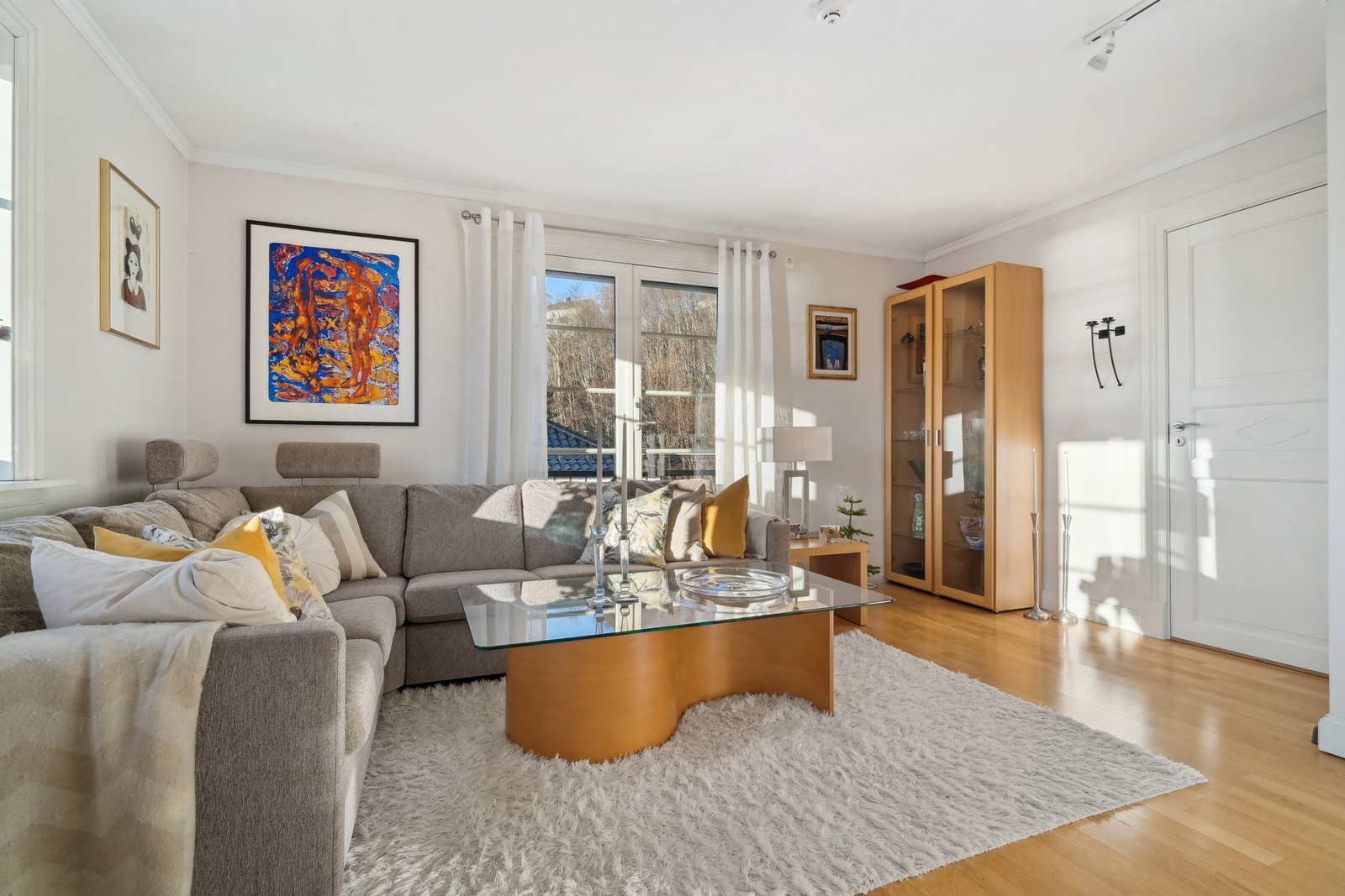 Leilighetens stue inviterer til både avslapning og sosialt lag. Galleribilde