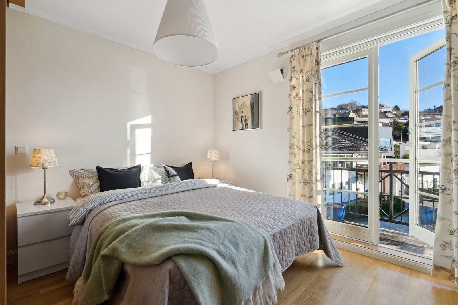 Fra soverommet er det tilkomst til en luftebalkong mot øst på ca. 1,4 kvm. Galleribilde