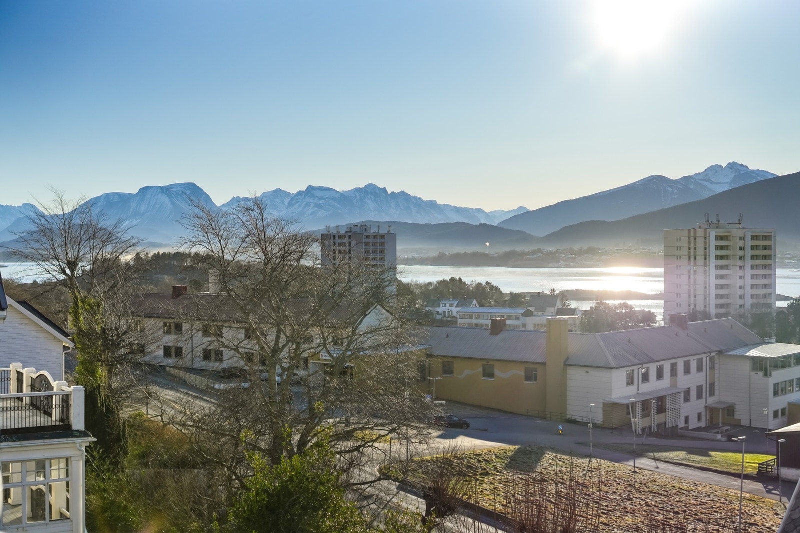 Nyt en kopp kaffe mens du tar inn panoramautsikten fra Sunnmørsalpene fra øst - Galleribilde