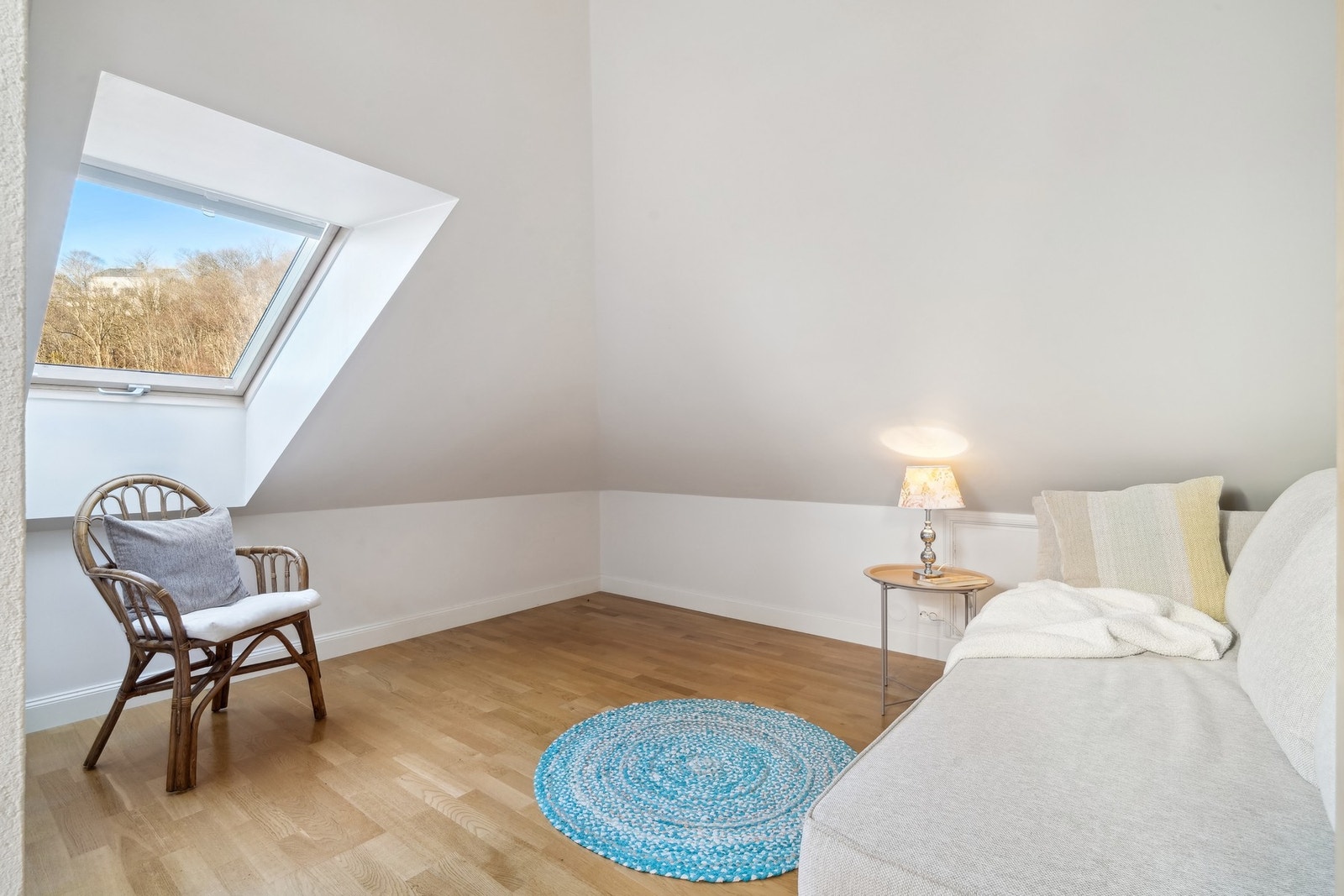 Det er lysmalte vegger og himlinger, og gulvet er belagt med parkett. Galleribilde