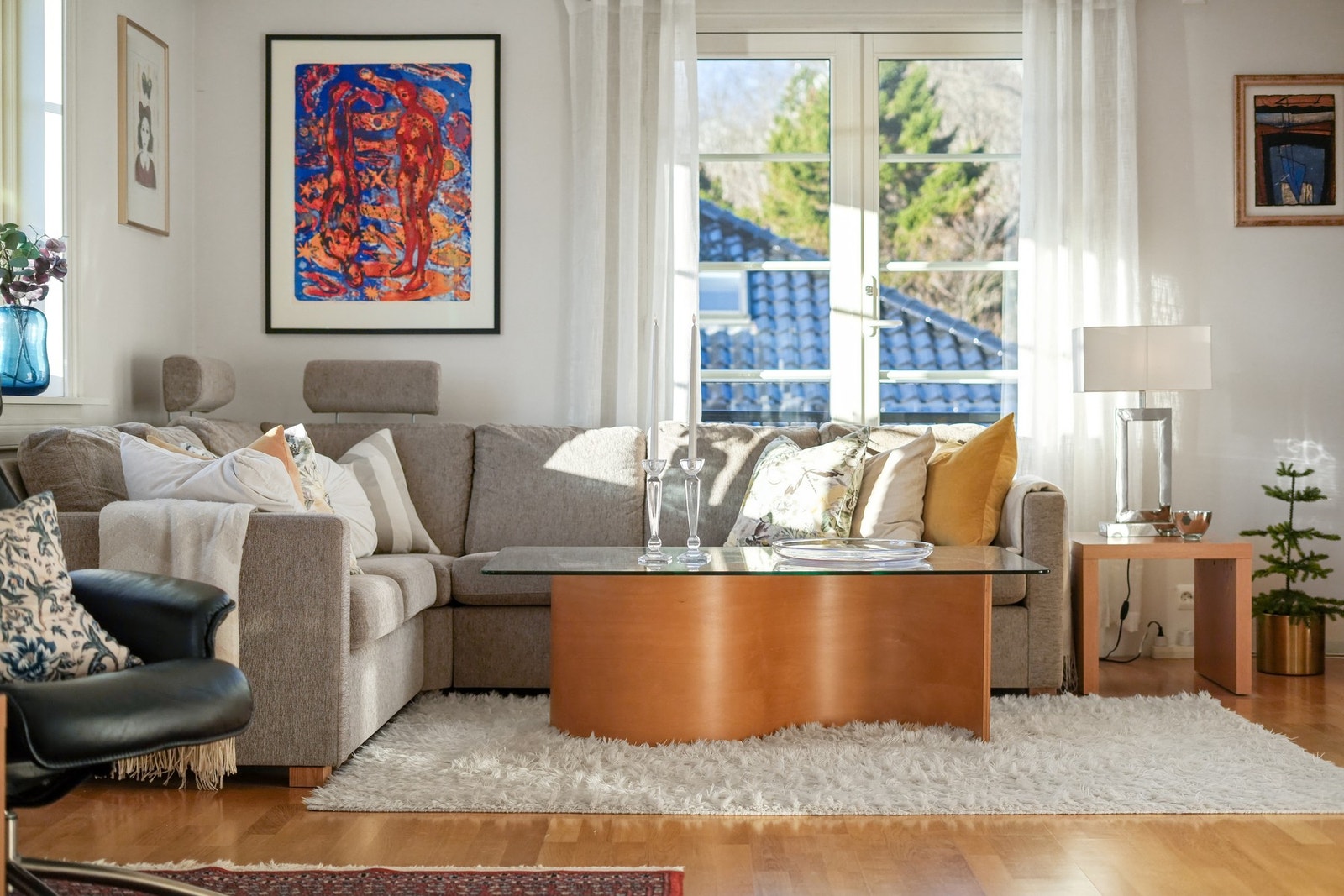 Gjennomgående for leiligheten er lyst fargevalg og gulvflater belagt med parkett. Galleribilde