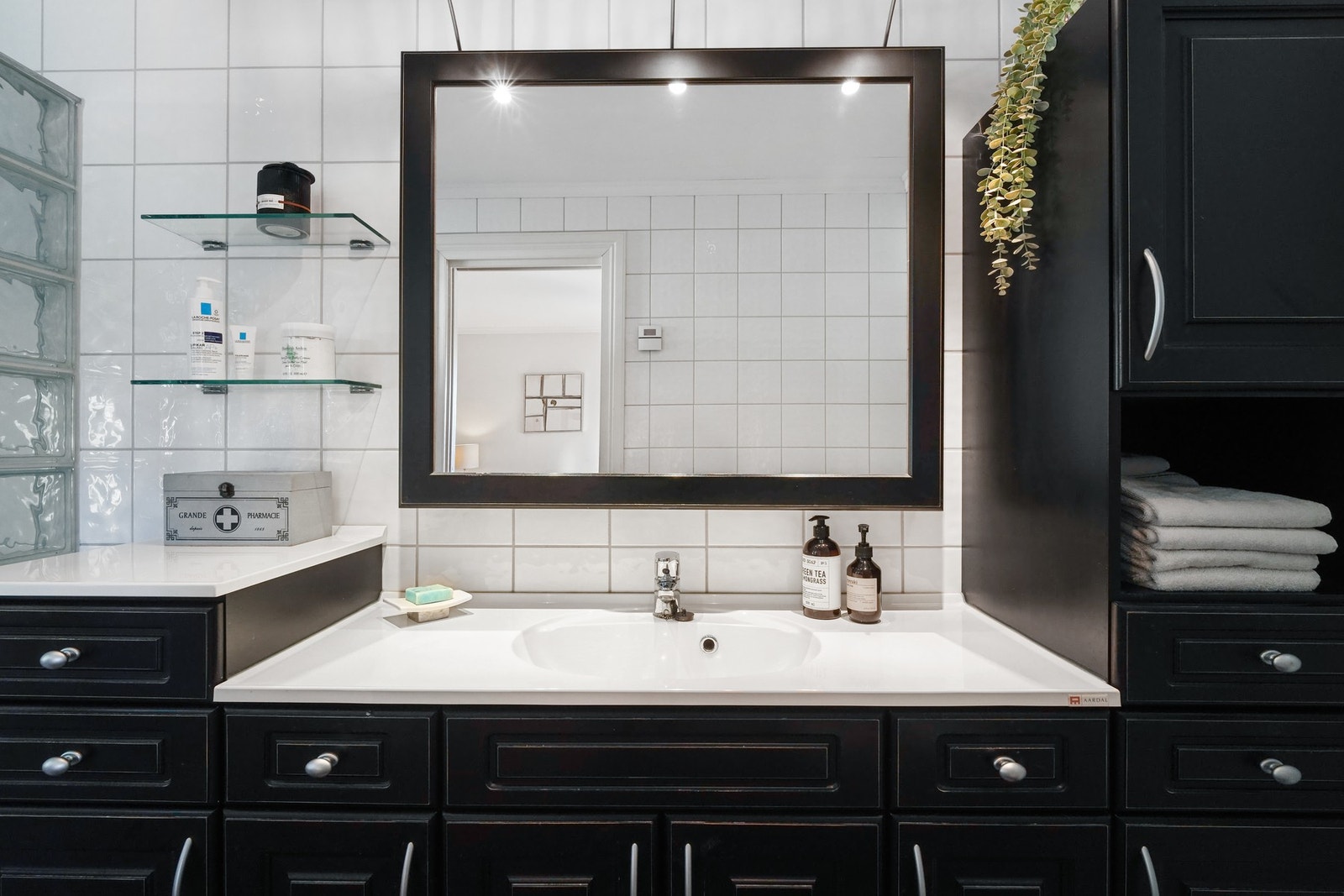 - stor baderomsinnredning fra Aardal med mørke profilerte fronter, helstøpt servantplate og speil med belysning over. Galleribilde