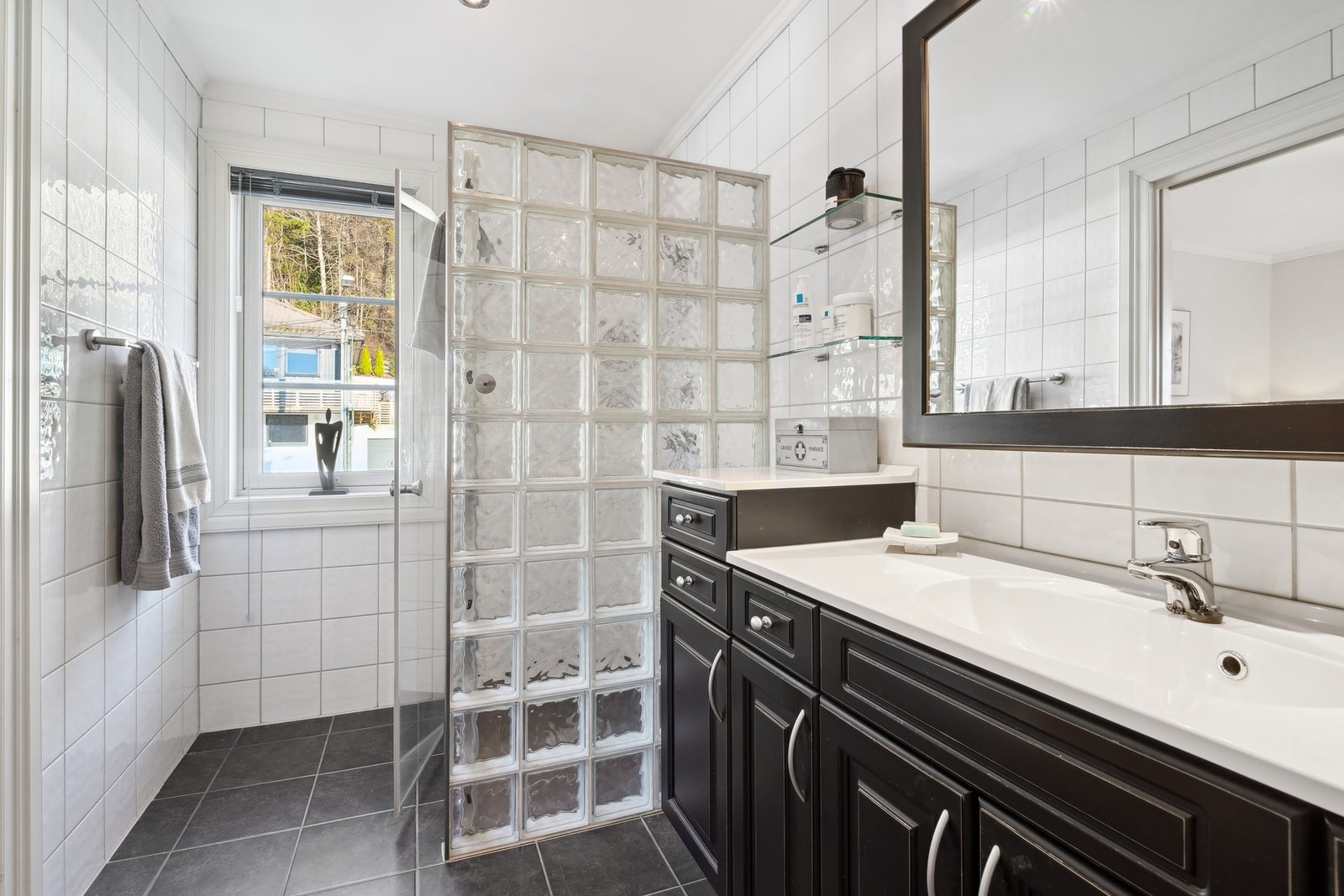 Helfliset bad med vannbåren gulvvarme. I himlingen er det halogenspotter med dimming. Galleribilde