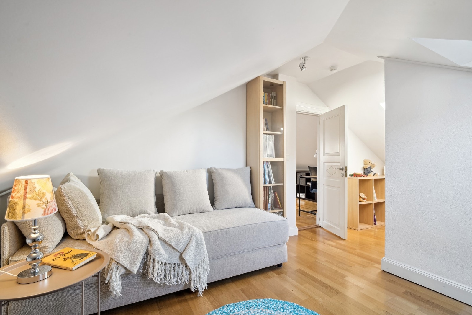 Loftet er i dag innredet som loftstue og soverom (søknadspliktig bruksendring, se salgsoppgave for mer info). Galleribilde