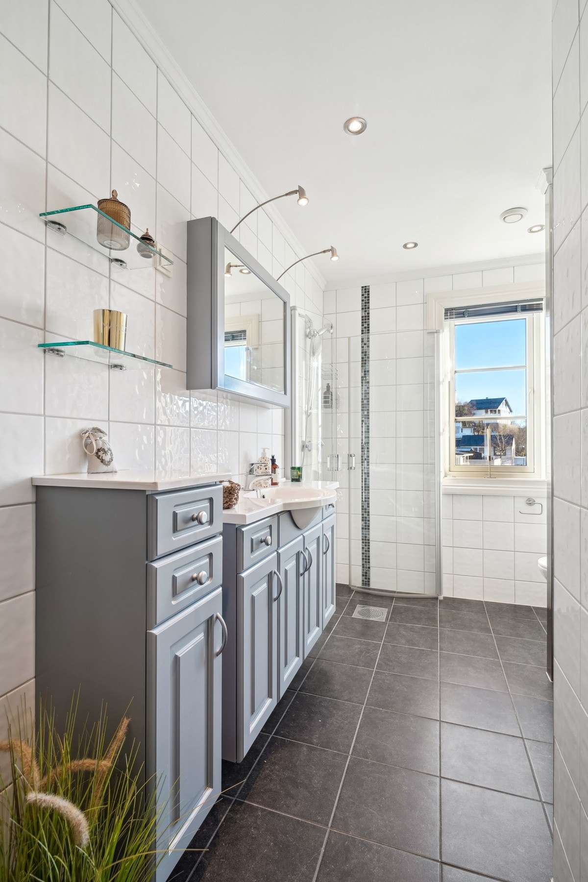 Her får du et bad som er kombinert med vaskerom, og er innredet med toalett, dusjhjørne - Galleribilde