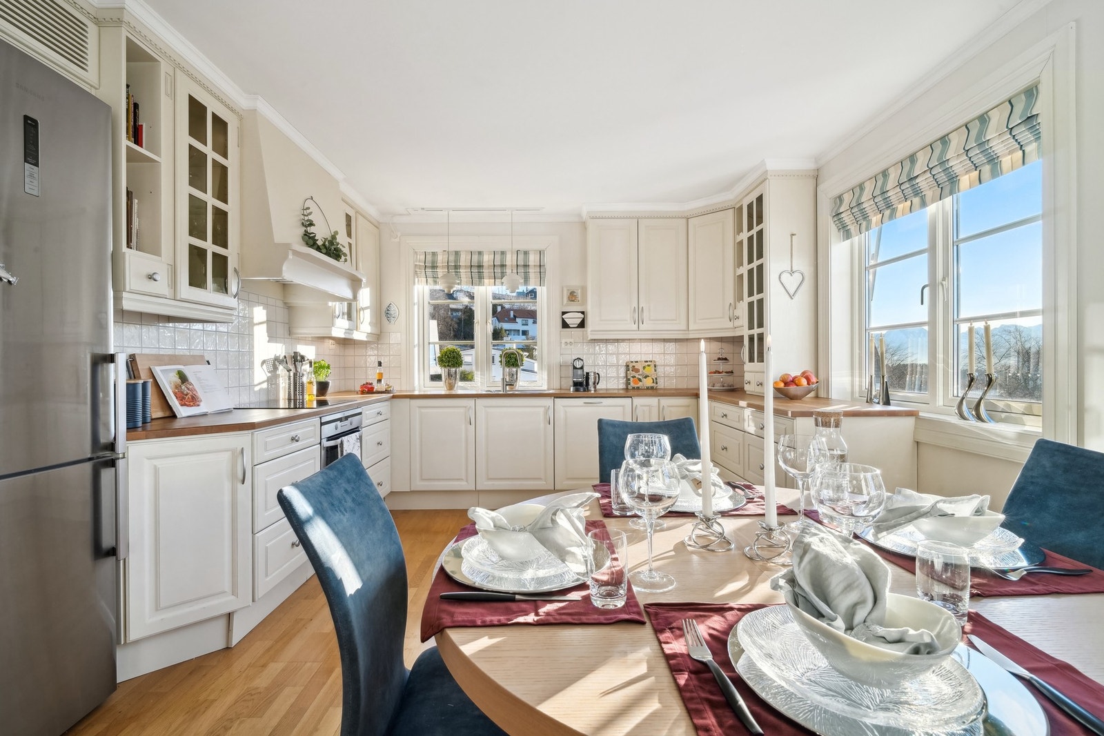 Hjertet i hjemmet er kjøkkenet, og her er det lagt til rette for både matlaging og sosiale stunder med familie og venner. Galleribilde