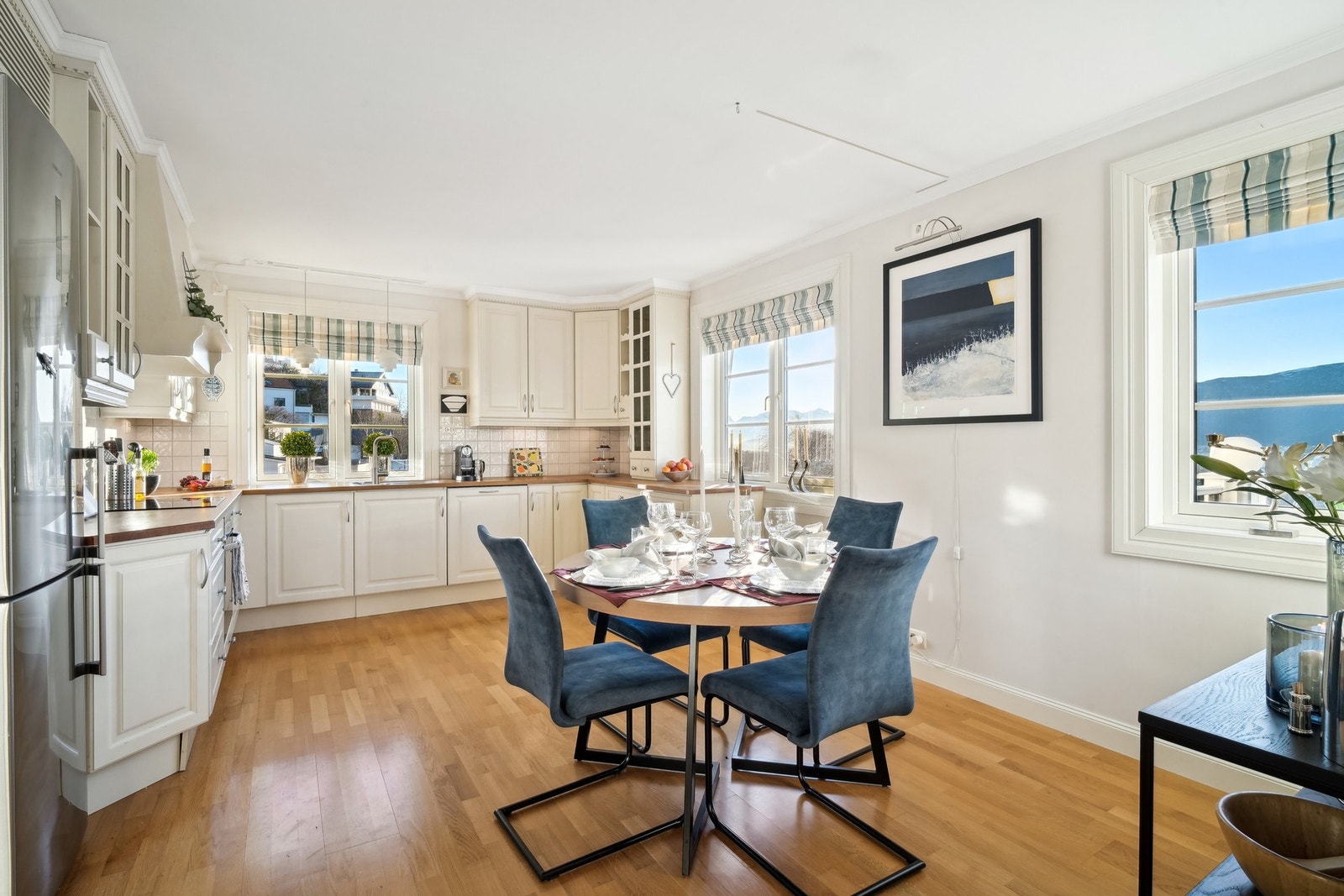 Kjøkkeninnredningen har en praktisk layout som gir god arbeidsflyt i hverdagen. Galleribilde