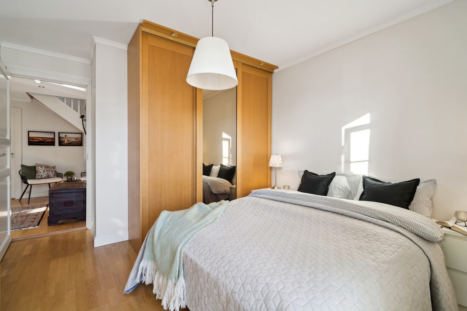 Soverom nr. 2 har fin størrelse, og er innredet med dobbeltseng, nattbord og skyvedørsgarderobe fra Langlo. Galleribilde