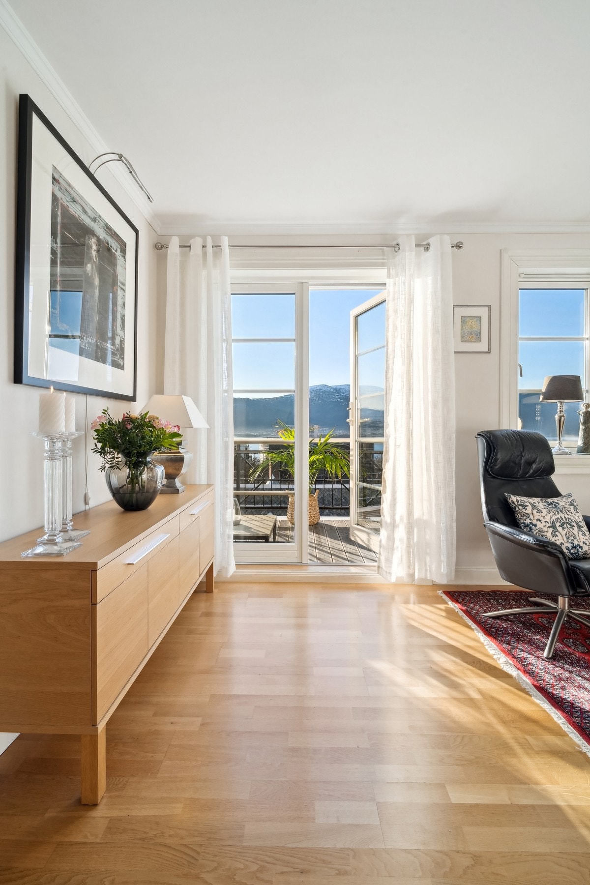 De store vindusflatene mot syd ivaretar den flotte utsikten leiligheten byr på, og gir en luftig atmosfære inne. Galleribilde