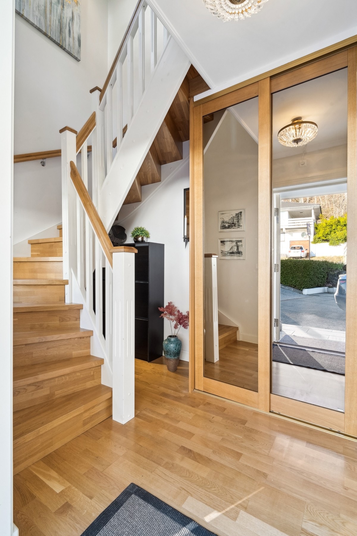 Entréen i 1.etasje har skyvedørsgarderobe fra Langlo hvor du enkelt kan henge fra deg yttertøyet og skoene. Galleribilde