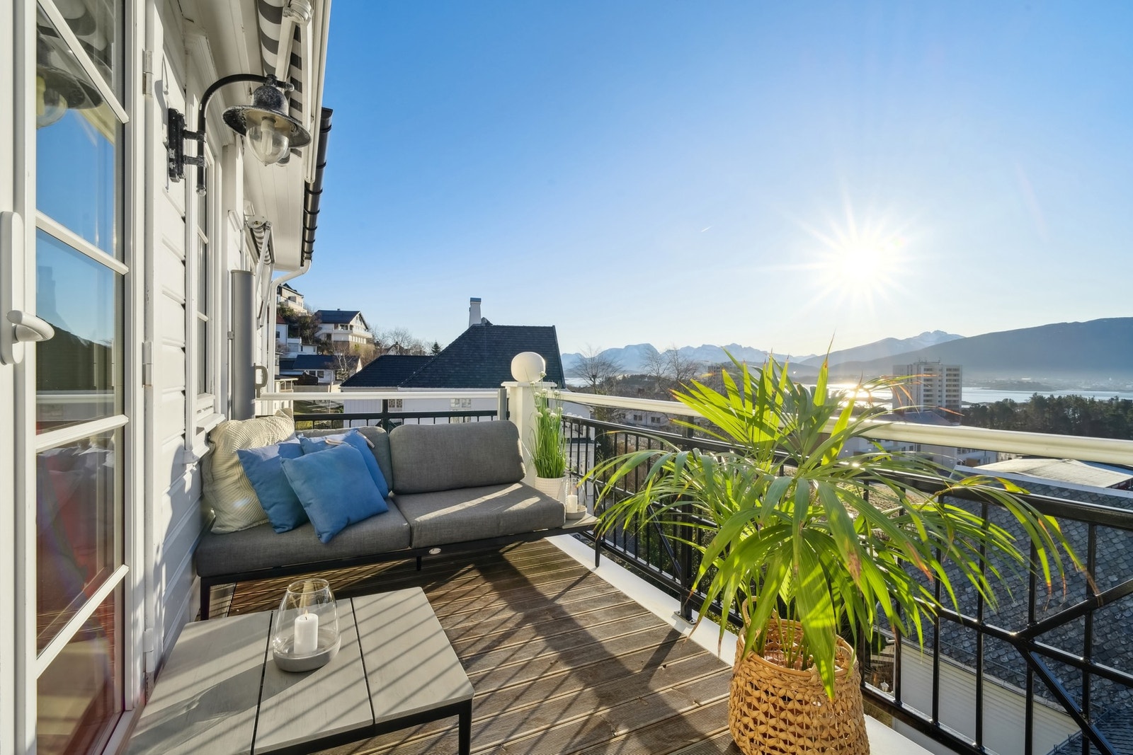 Du nyter gode solforhold fra tidlig morgen til godt ut på kvelden, til ca. 20.00 midtsommers. Galleribilde