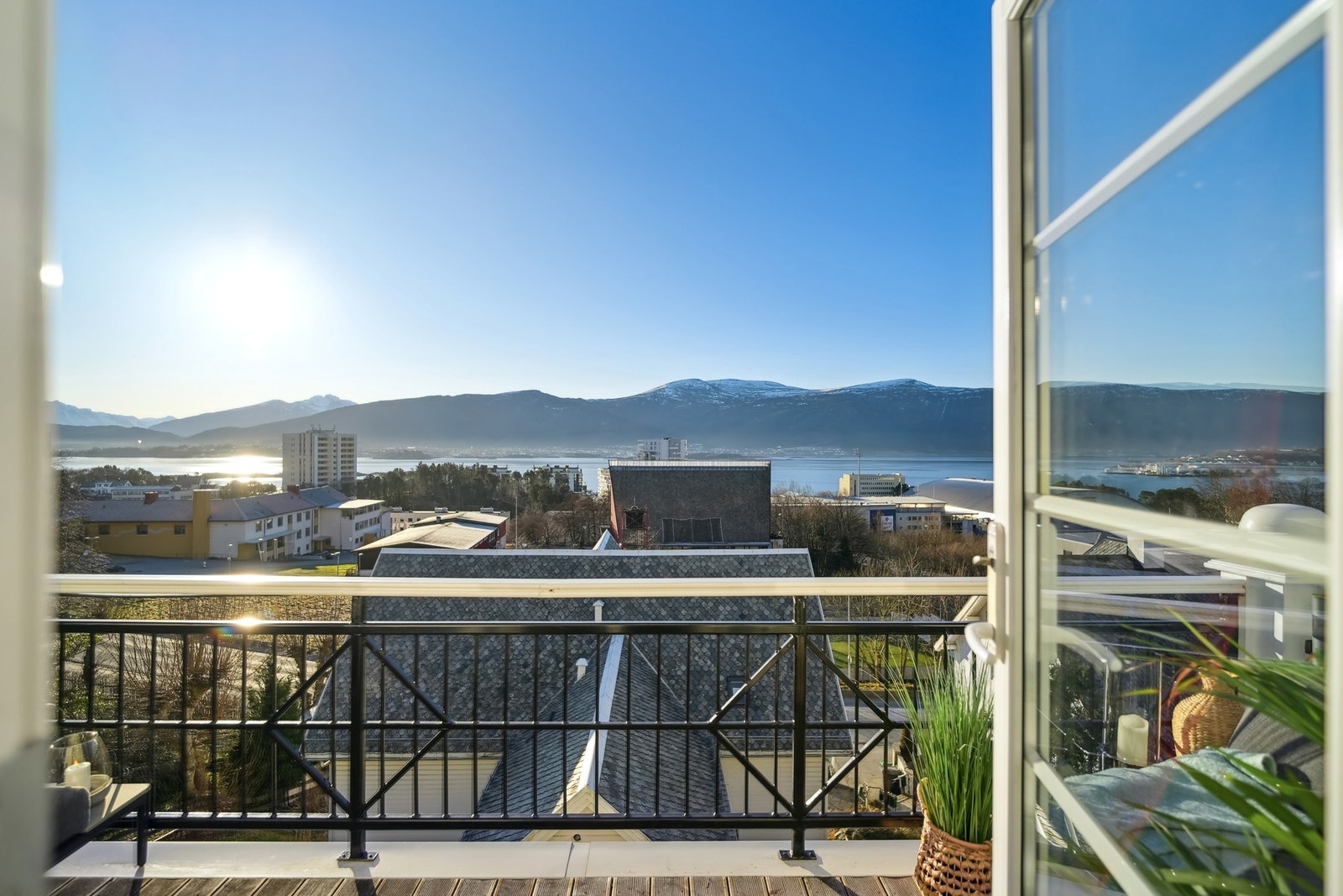 Her vil du bo på en aldeles strålende utsiktstomt med panoramautsikt mot Borgundfjorden, Sulafjellet og Sunnmørsalpene. Galleribilde