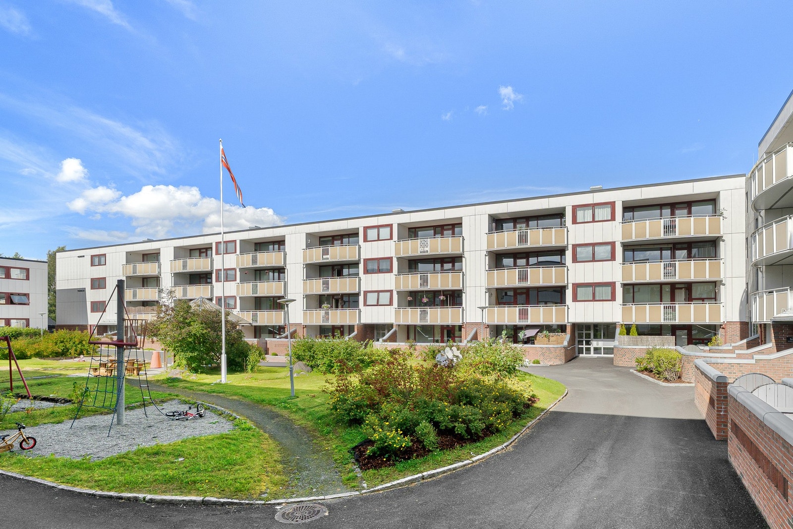 Fra leiligheten er det kort vei til barnehage, barne- og ungdomsskole og videregående skole. Galleribilde