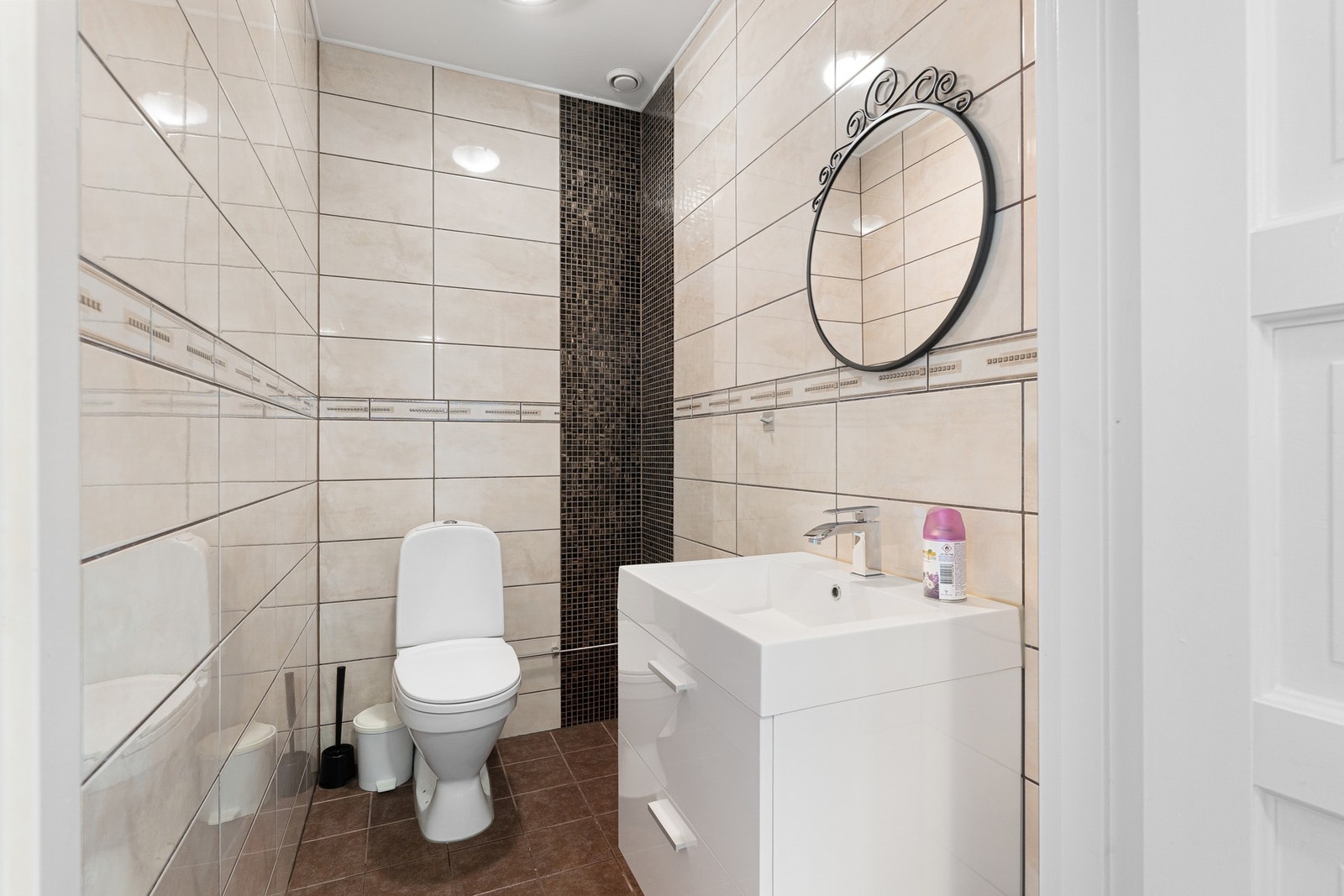 Adskilt toalettrom som er flislagt. Galleribilde