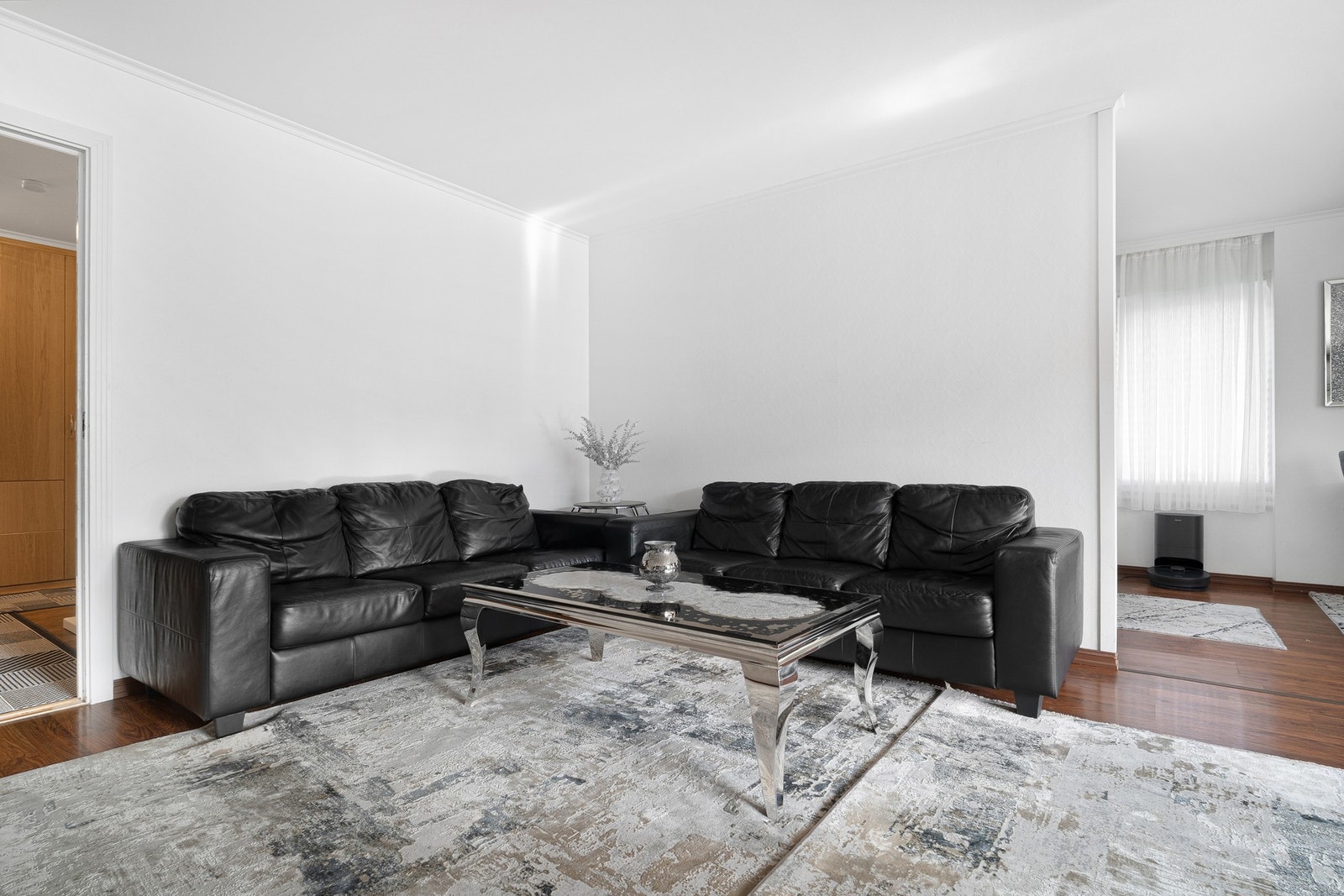 Leiligheten har en stor stue hvor du kan møblere i flere soner. Galleribilde