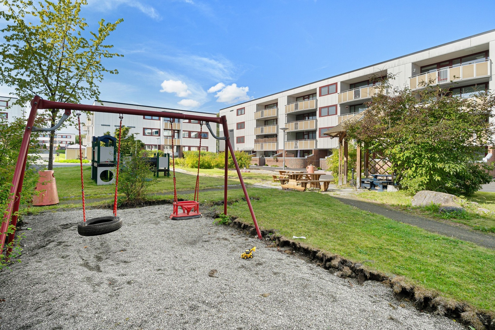 Området blir beskrevet som barnevennlig og det er flere lekeplasser i nærheten. Galleribilde