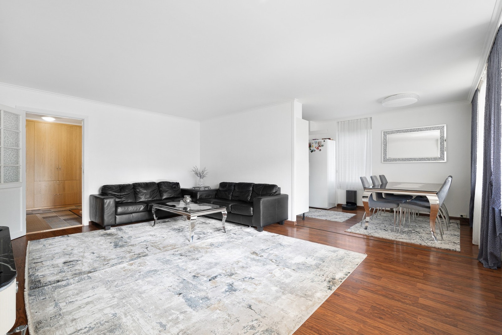 Leiligheten har store vindusflater som gir rikelig med naturlig lys. Galleribilde