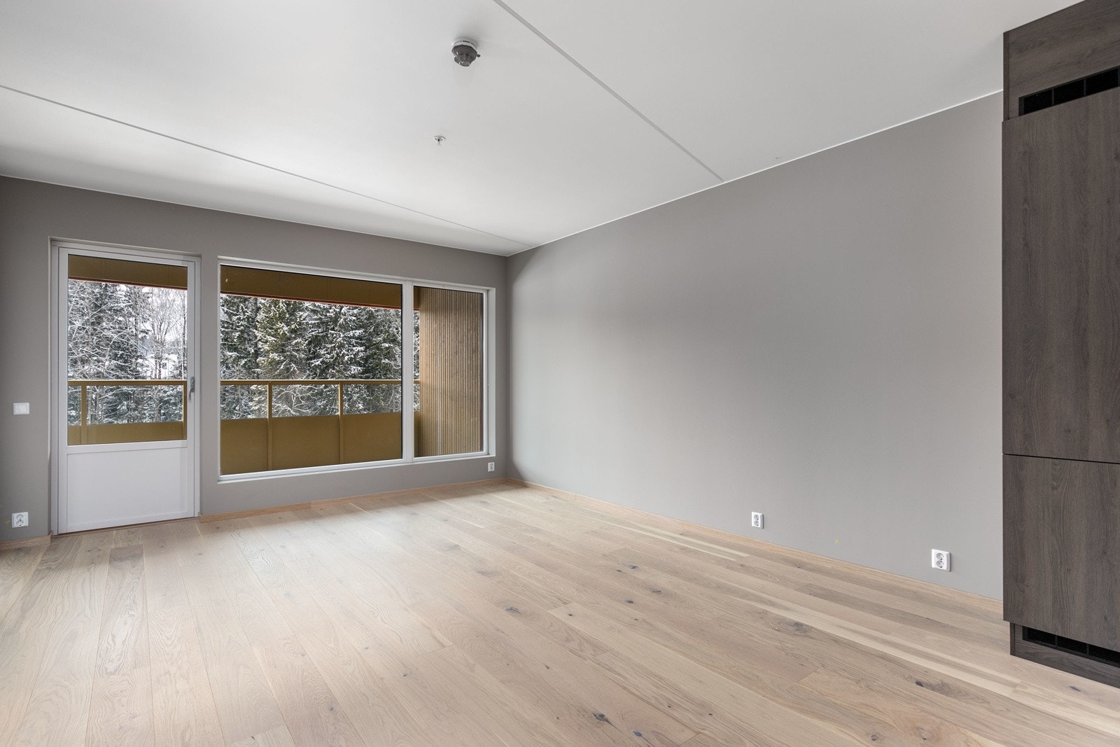 Åpen og innbydende 4-roms selveierleilighet med god internbeliggenhet i byggets 8. etasje, tilsvarende 6. etasje fra bakkeplan. Takhøyde på 2,6 meter, med store vinduer som slipper lyset inn. Galleribilde