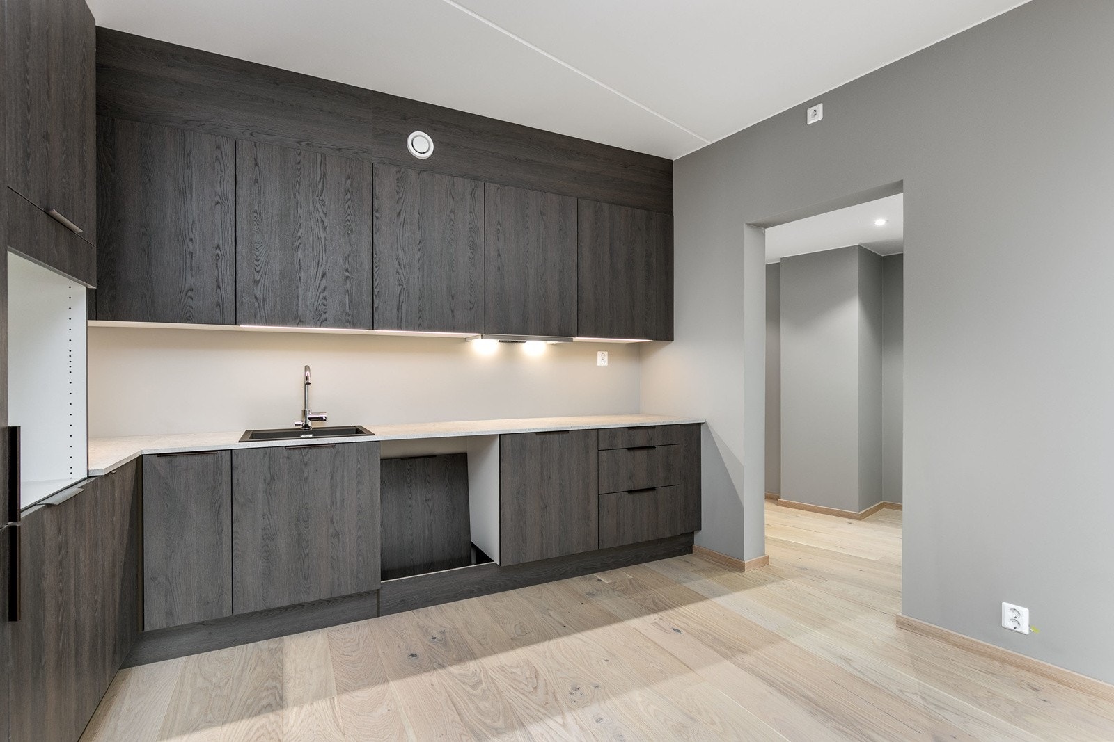 Kjøkken med slette mørke fronter fra HTH av type Mood. Galleribilde