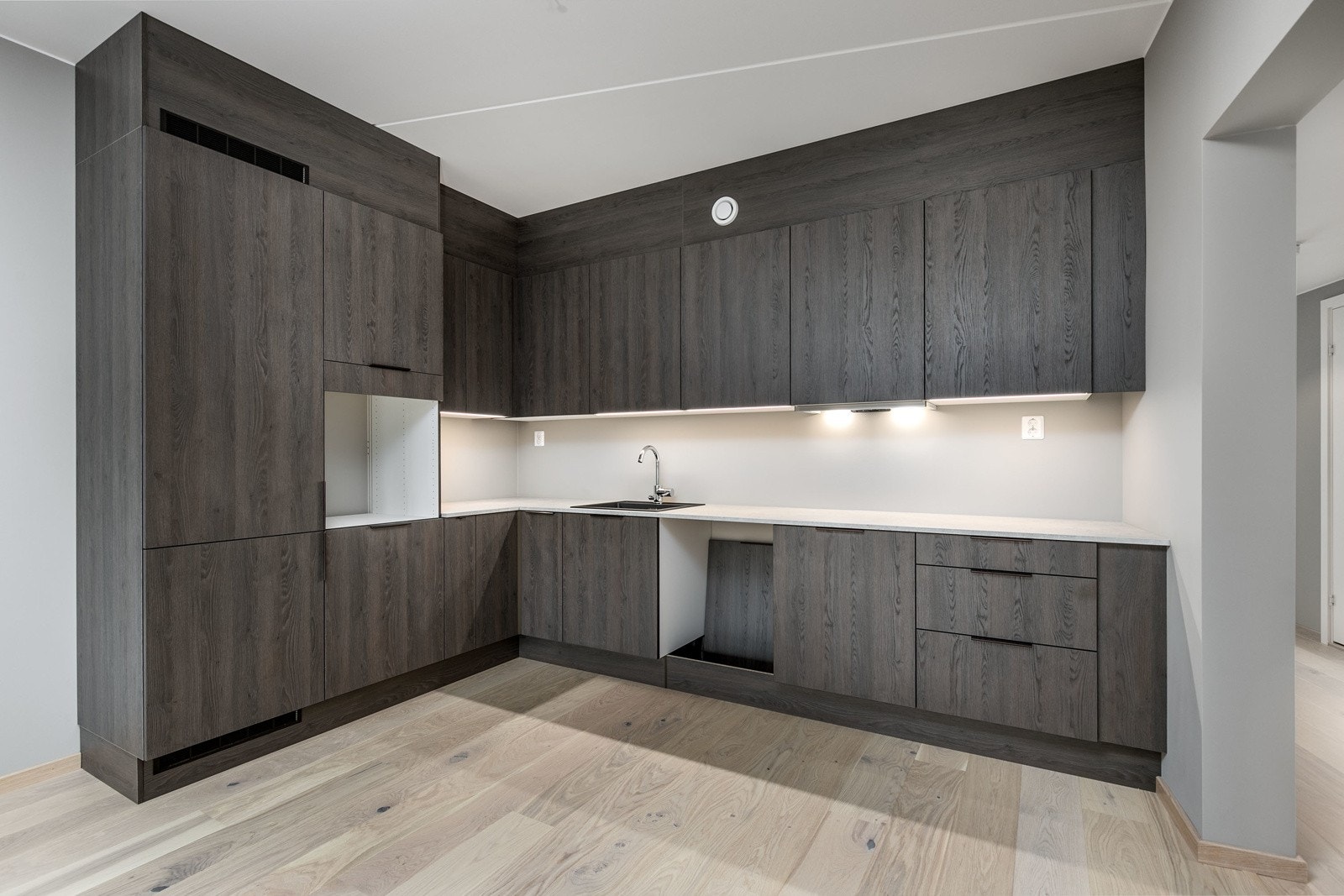 Lekkert kjøkken med avsatt plass til integrerte hvitevarer, fra HTH av type Mood Galleribilde