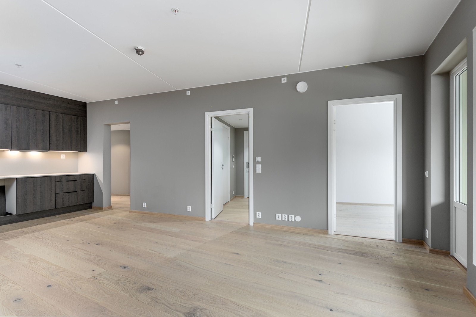 Lys og åpen stue, med utgang til balkong. Vannbåren gulvvarme i oppholdsrom (entre/gang/hall, stue og kjøkken). Galleribilde