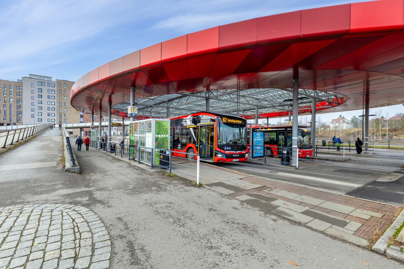 Nærmeste bussholdeplass er Rolvsrud med avganger i retning av Oslo, Ahus og Lillestrøm. Bussen til Helsfyr tar kun 15 min. og fra T-banestasjonen manøvrer man seg lett gjennom Oslo og omegn. Galleribilde