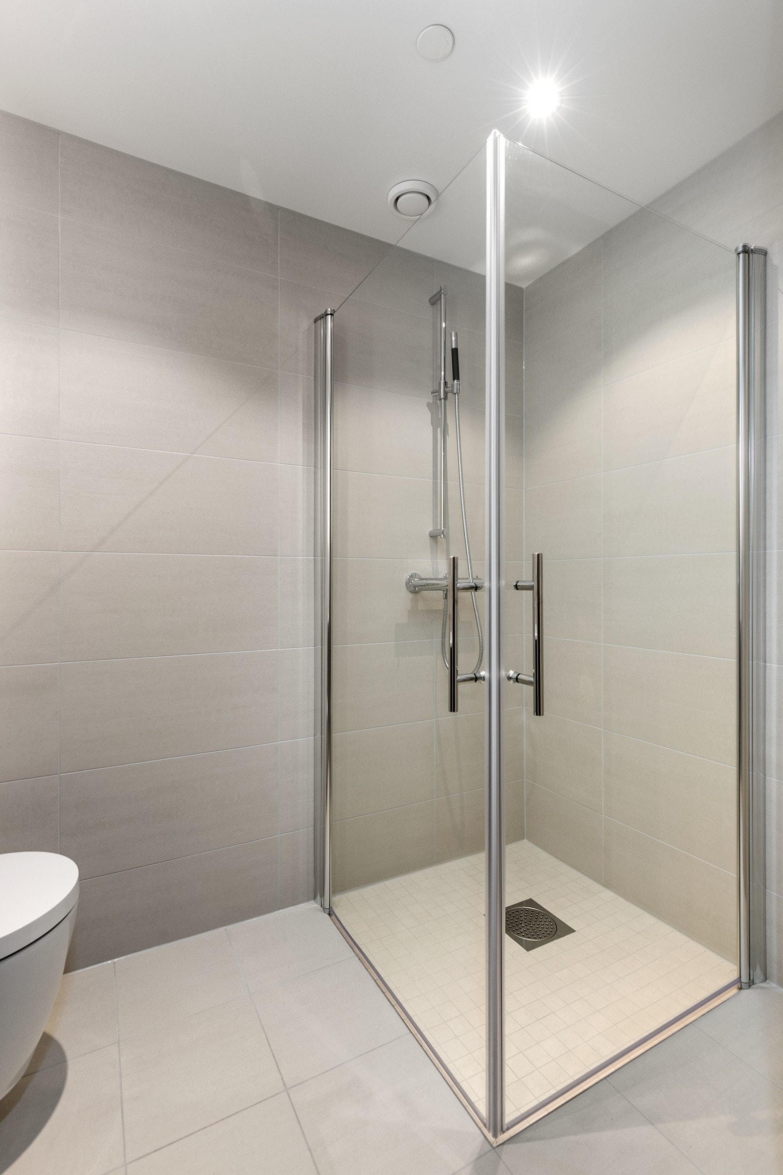 Bad 2 ved entré har samme standard Galleribilde