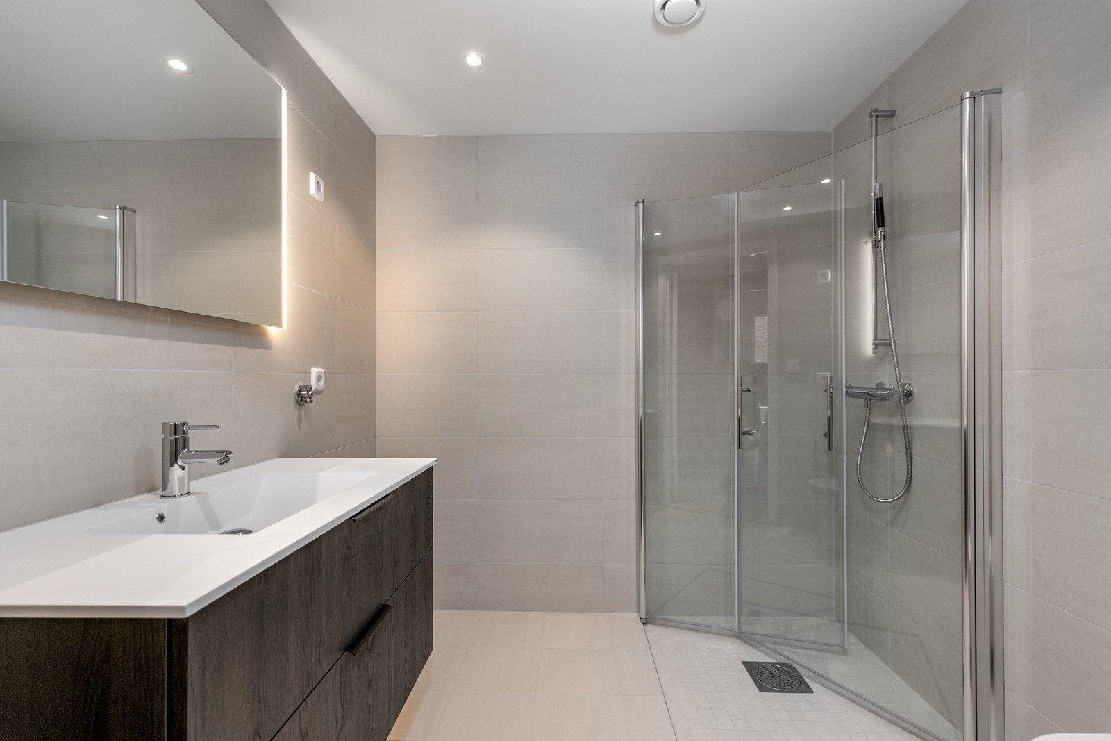 Leiligheten har to delikate baderom med flotte fliser på både vegger og gulv, downlights og gulvvarme Galleribilde