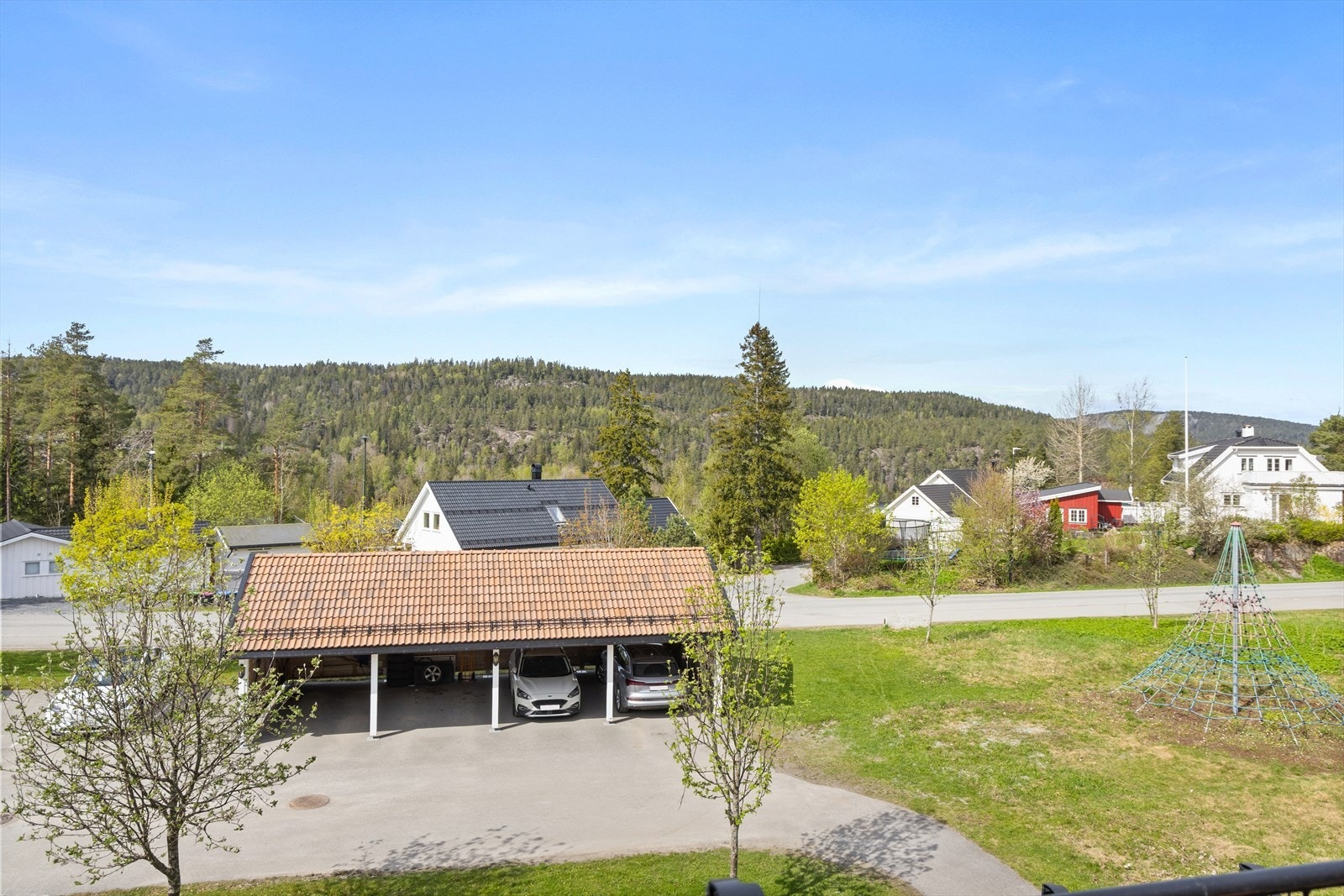 Leiligheten har en fin beliggenhet på enden av rekken og det er derfor en skjermet uteplass. Galleribilde