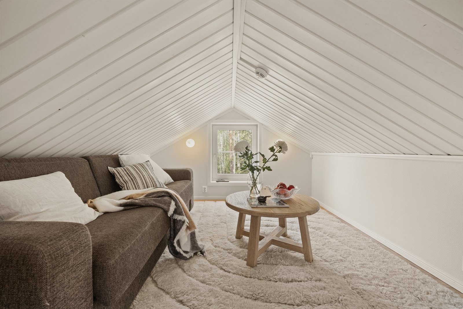 Den åpne løsningen gjør rommet fleksibelt og lett å tilpasse ulike behov. Innerste del med lavere takhøyde er ikke godkjent for varig opphold. Galleribilde