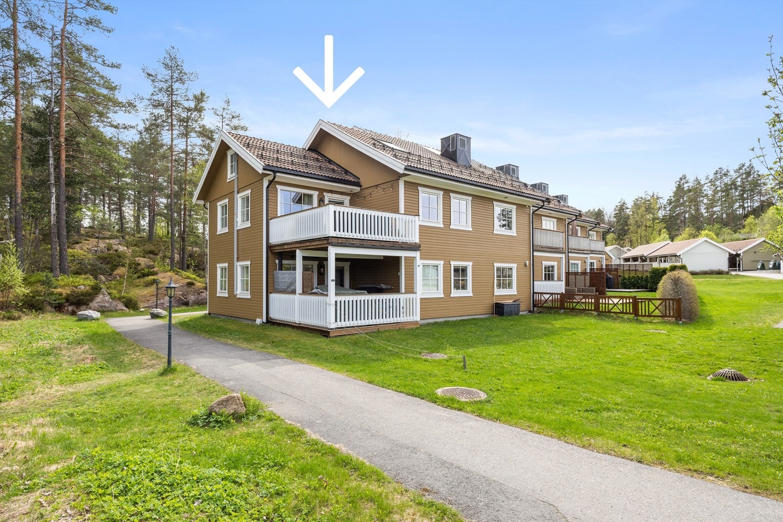 Lys og romslig endeleilighet med 4 soverom, 2 bad og 2 stuer. Carport m/lader. Solrik og skjermet beliggenhet nær marka. Galleribilde