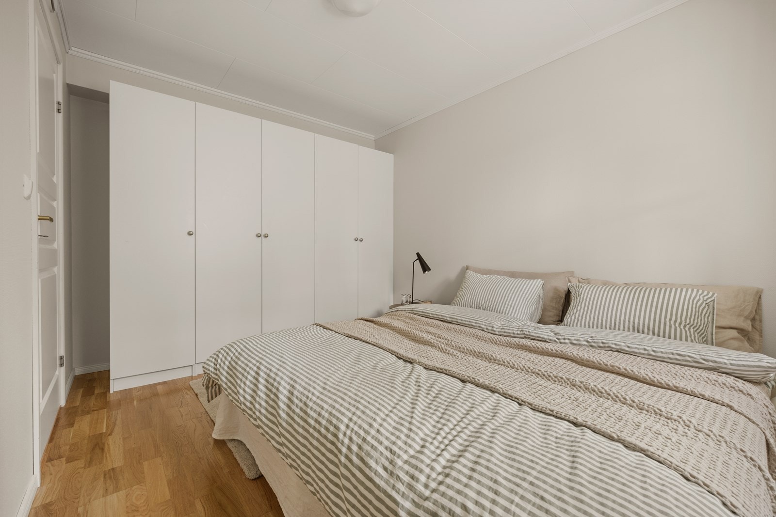 Hovedsoverommet ligger i hovedetasjen og har god plass til dobbeltseng samt garderobeskap. Galleribilde