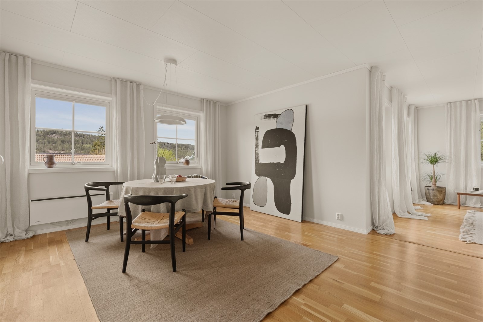 Det er lagt parkett i hele etasjen, som skaper et gjennomgående helhetlig uttrykk. Galleribilde