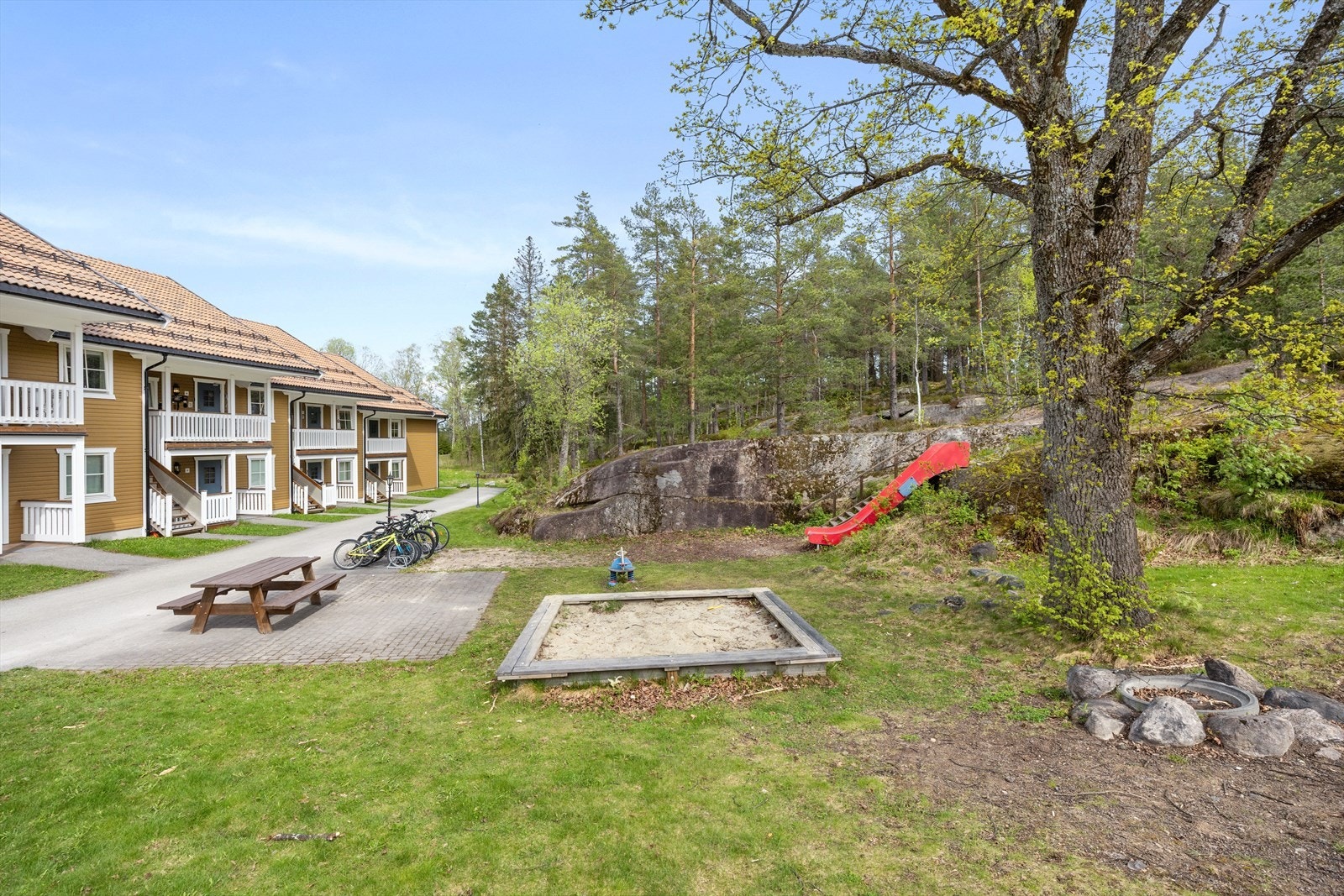 Nabolaget er svært barnevennlig med flere lekeplasser. Galleribilde