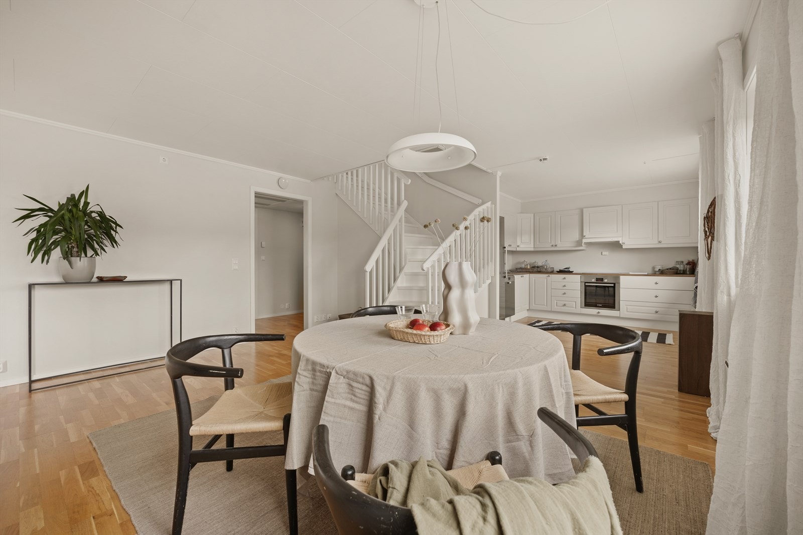 Det er god plass til et stort spisebord - perfekt for både hverdag og gjester. Galleribilde