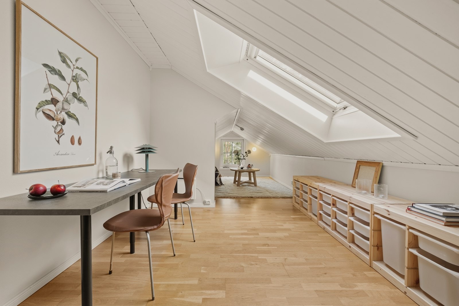 Store takvinduer og vindu mot skogen gir rikelig med naturlig lys. Galleribilde