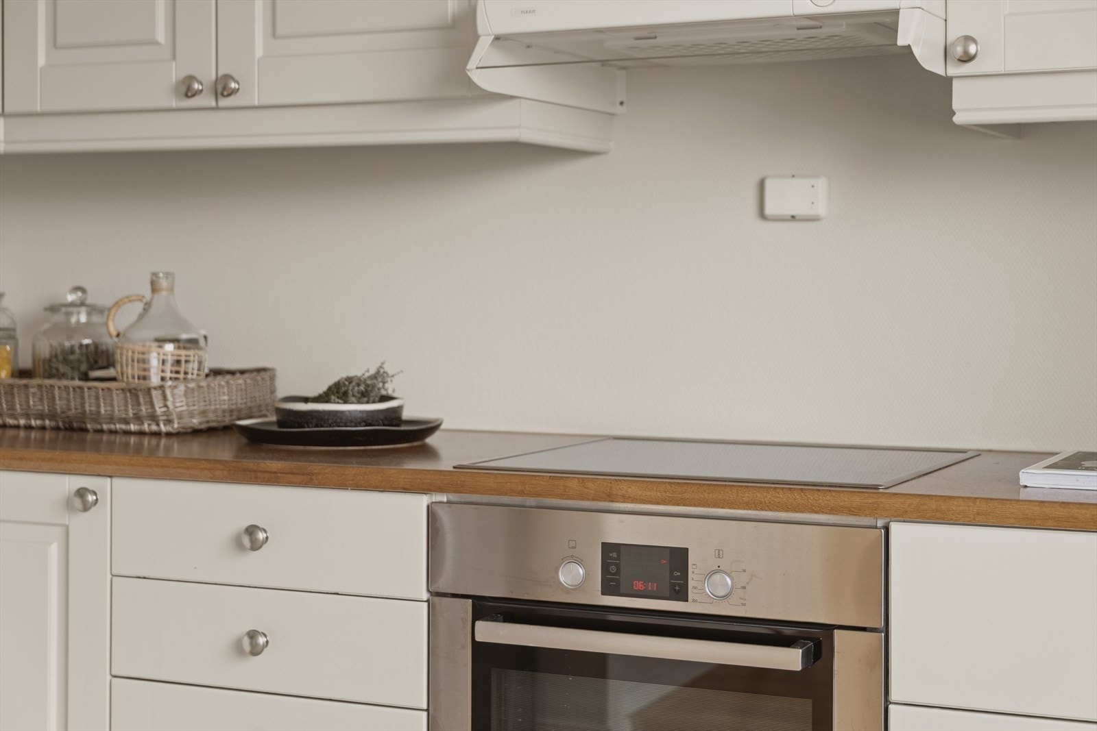 Kjøkkenet har integrerte hvitevarer som induksjonstopp, stekeovn og oppvaskmaskin. Kjøleskap er frittstående, og det er montert komfyrvakt for økt sikkerhet. Galleribilde