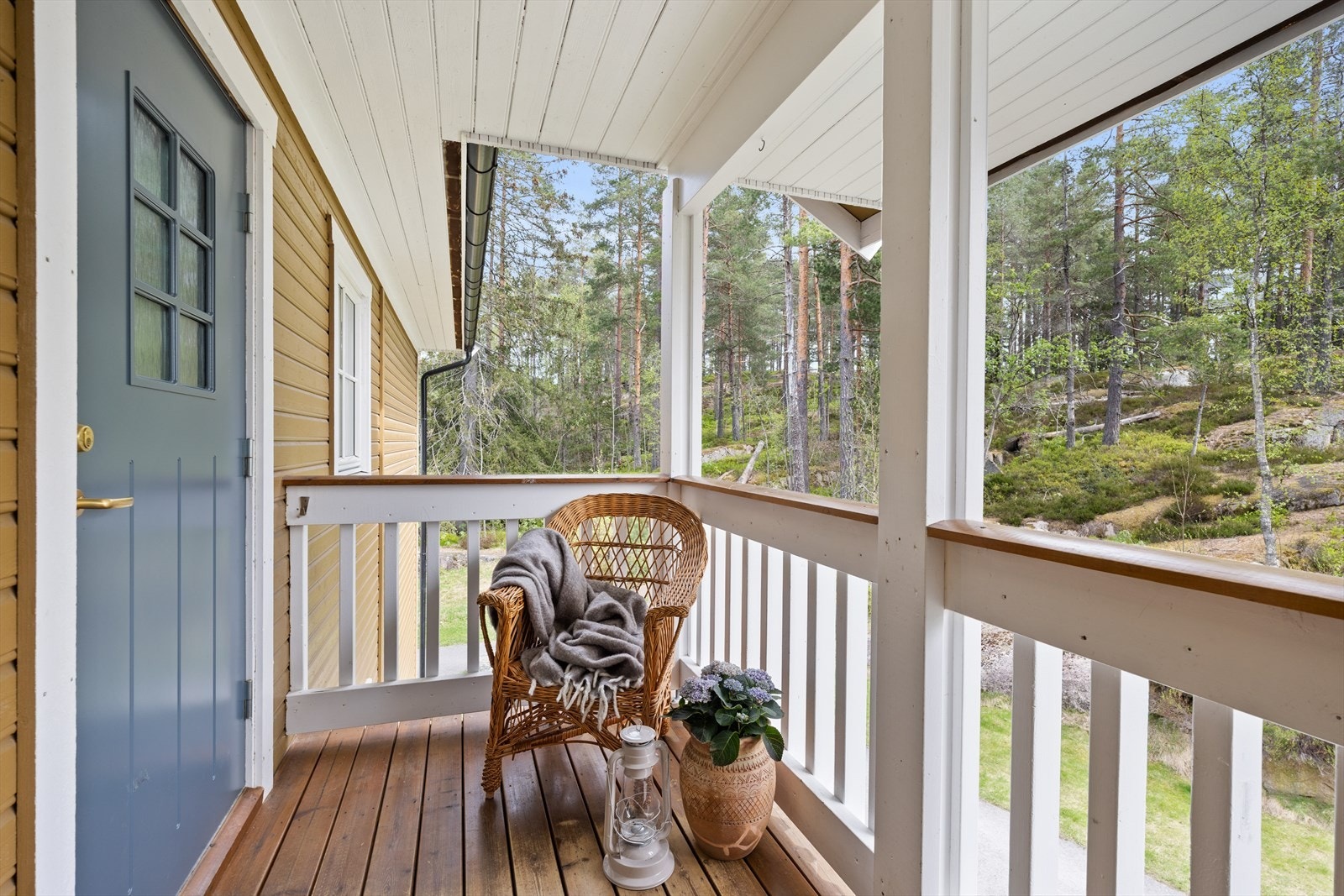 Ved inngangspartiet finner du en sydøstvendt, overbygget balkong på ca. 5,8 kvm. Galleribilde