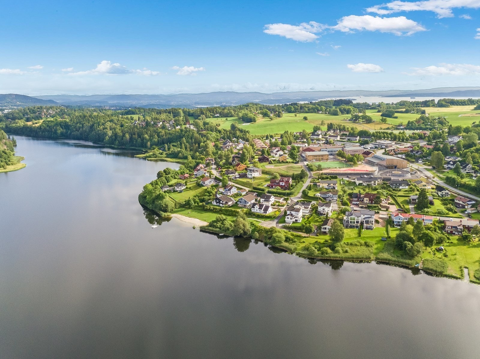 Ved Gjellumvannet nedenfor barneskolen er det badestrand med flytebrygge. Galleribilde