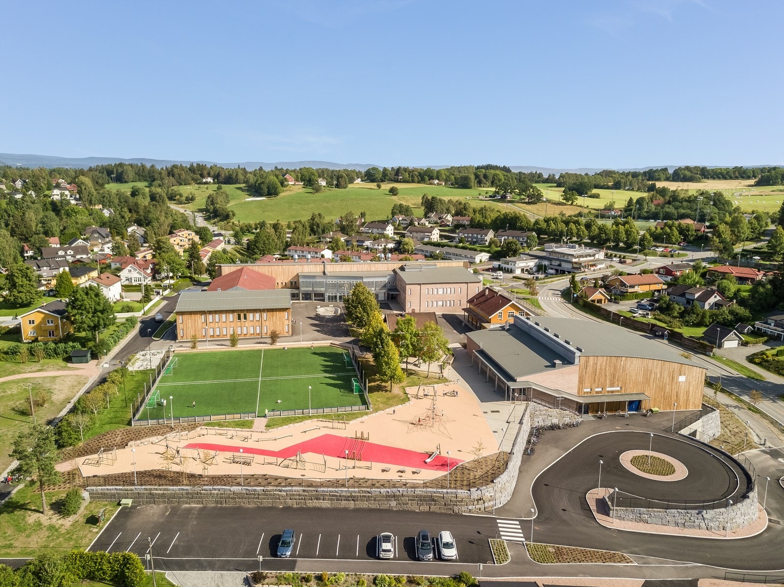 Heggedal barneskole ble utvidet og sto ferdig i 2016. De minste barna får skolebuss. Galleribilde