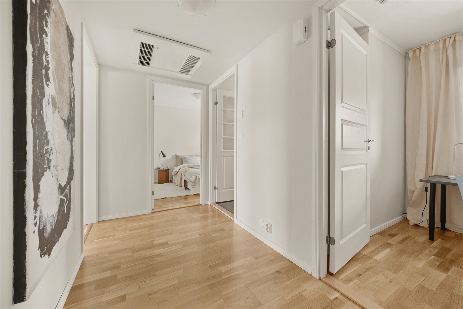 Det er montert luft til luft varmepumpe i 2. etasje som er tilkoblet anlegget for balansert ventilasjon i leiligheten. Aggregat er plassert i bod. Galleribilde