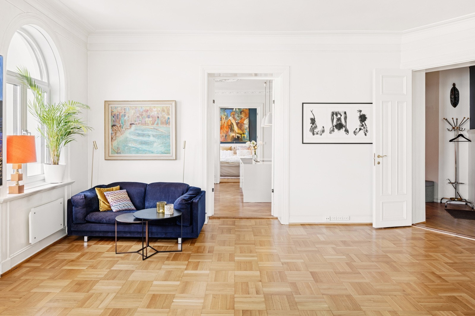 Gjennomgående planløsning og tre store rom på rad Galleribilde
