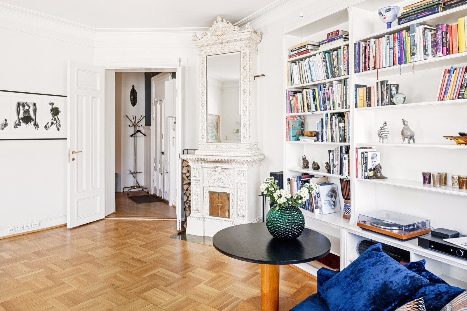 Plassbygde hyller i stuen Galleribilde
